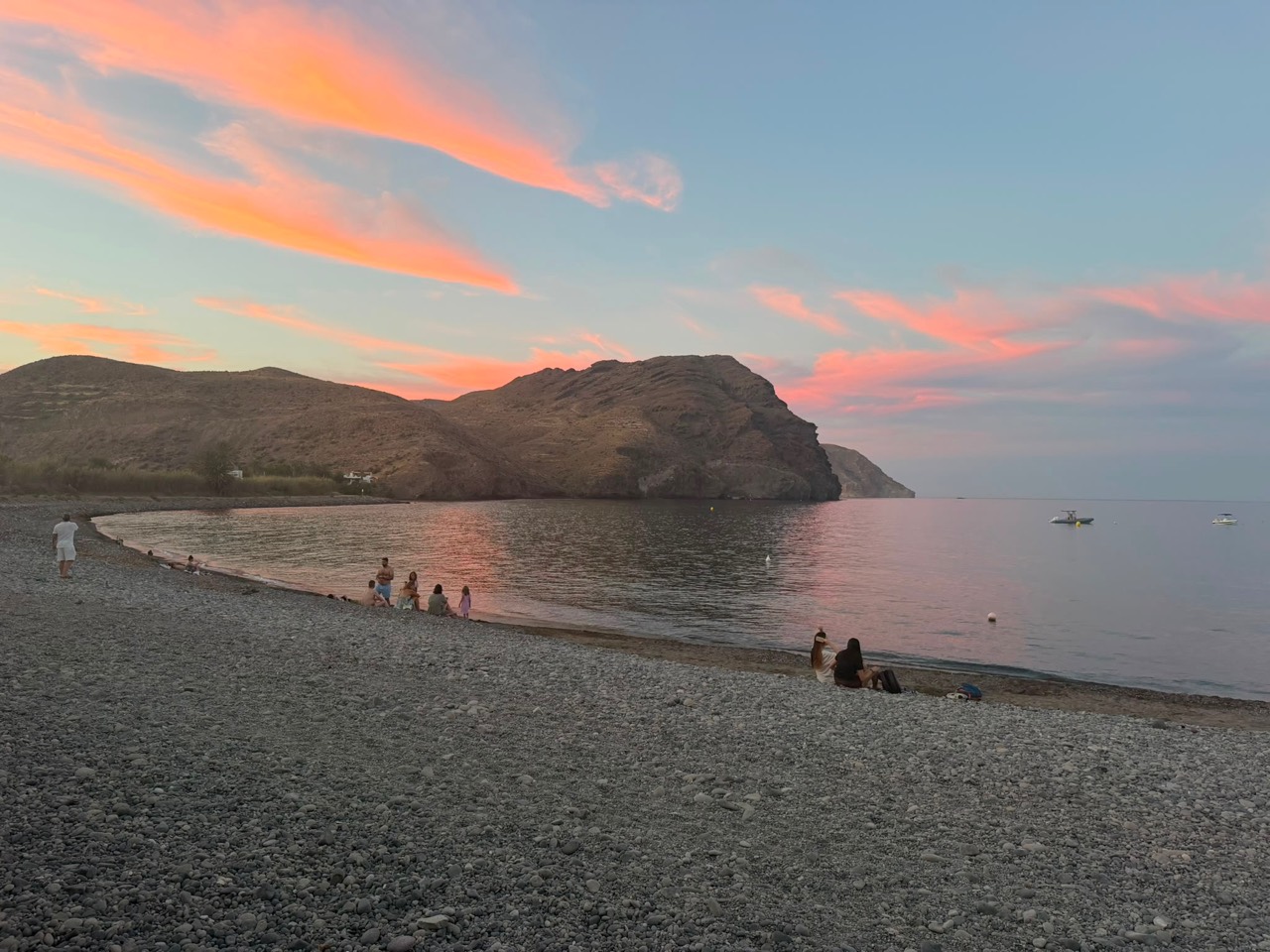 Playa de Las Negras al atardecer en Almería